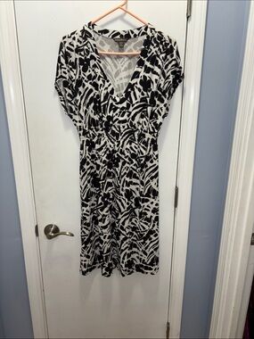 Tommy Bahama Black & White V-Neck Printed Dress size medium